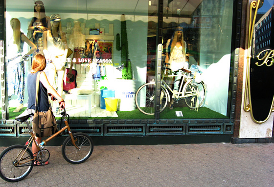 Kirakatban a bicaj- bringapromó másképp // Cycle promo the other way around