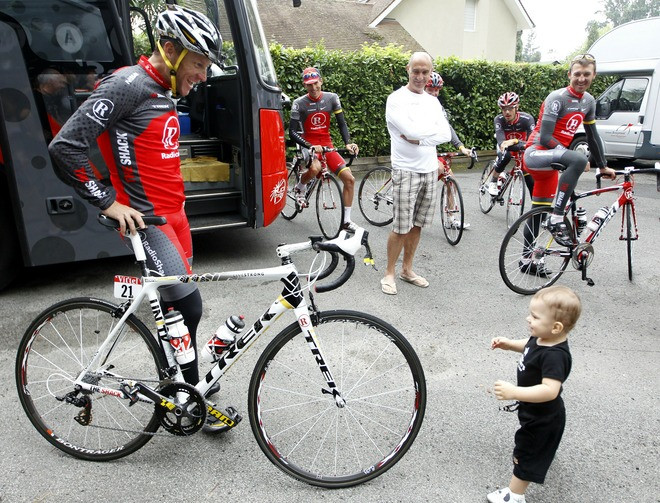 d18887b7fcaac32c34fb7a19167e33c6-getty-cycling fra-tdf-2010-arms