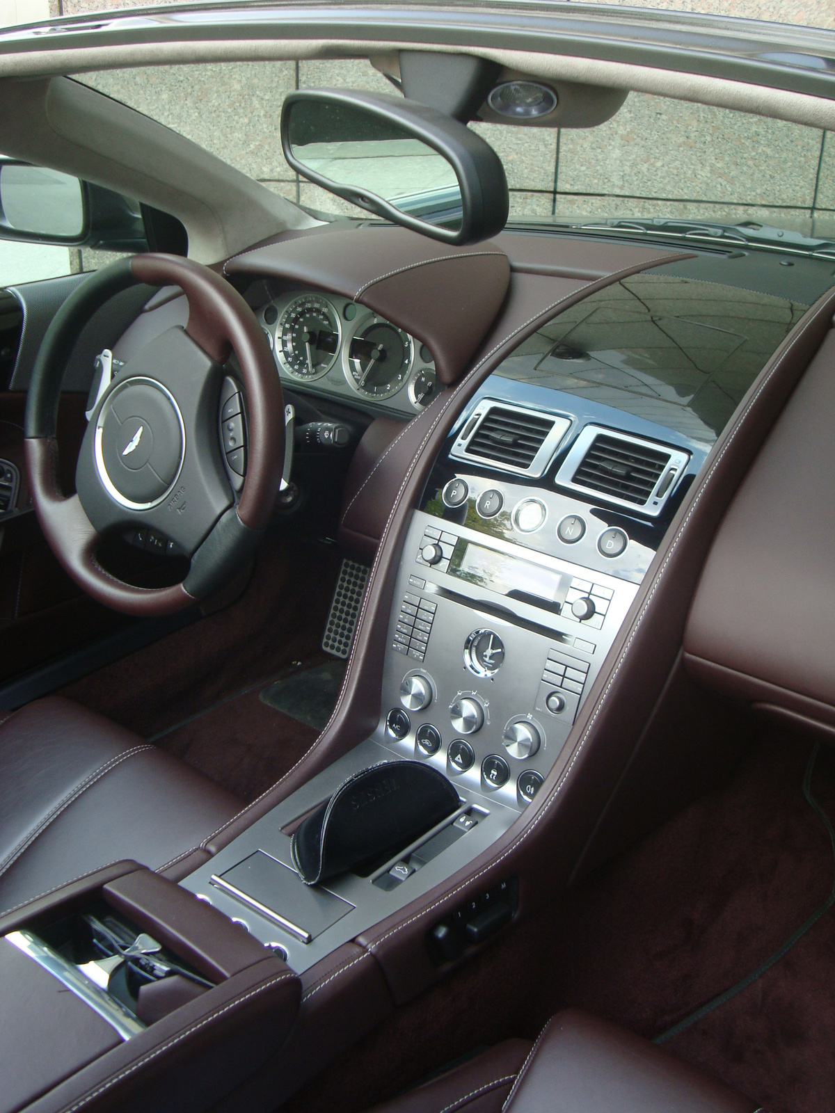 Aston DB9 Volante belső