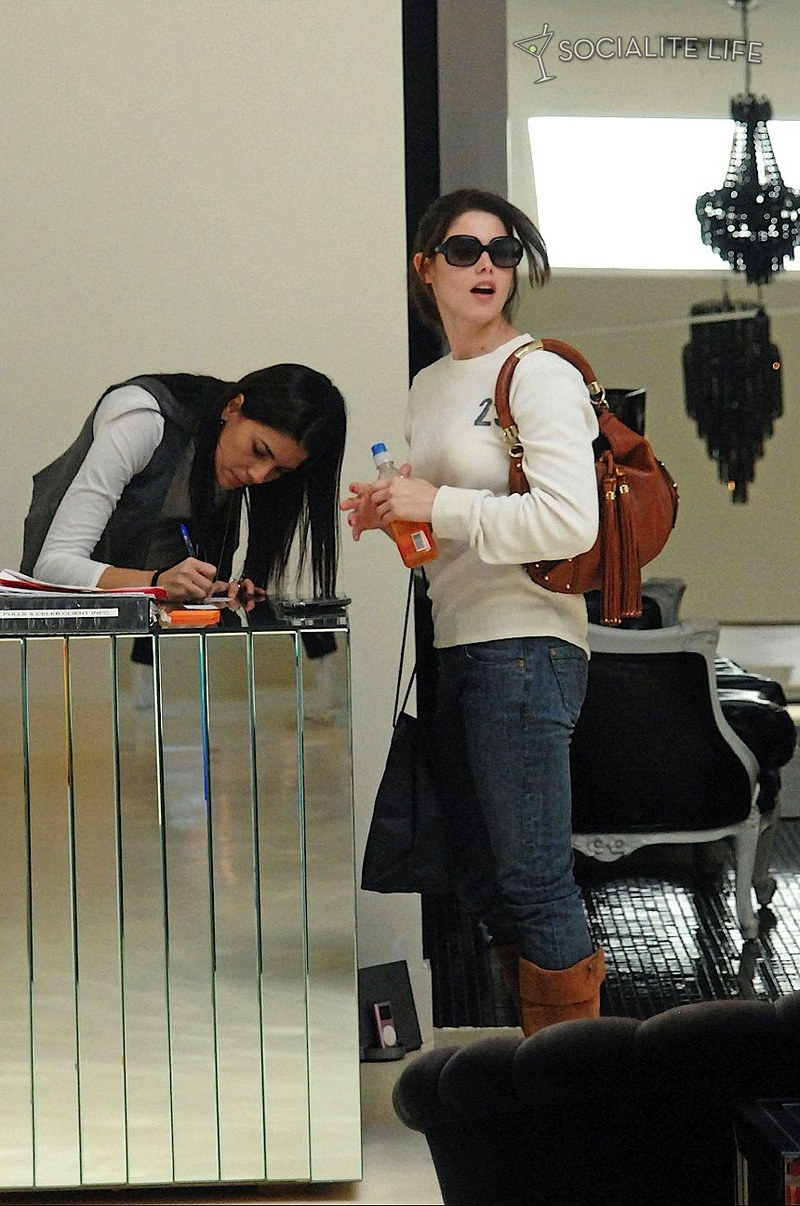 gallery enlarged-ashleygreene-shopping-05072009-10