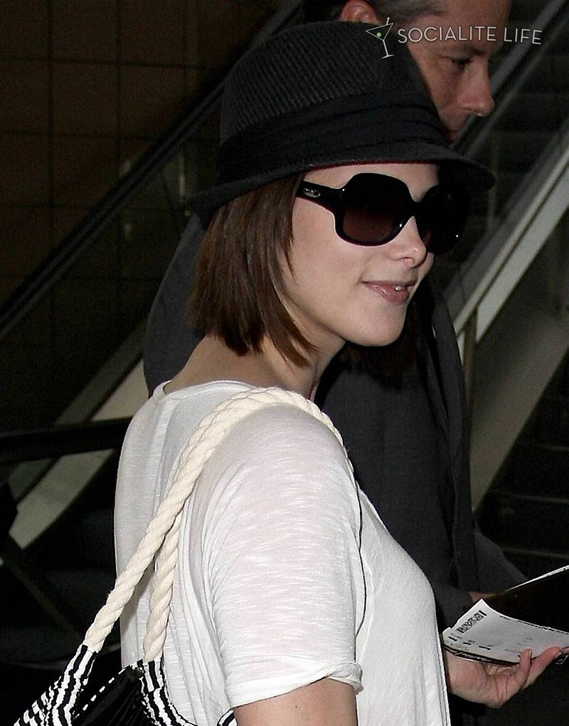 gallery enlarged-ashleygreene-lax-photos-06202009-03