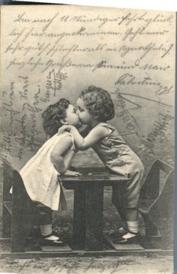 Csókolózó gyerekek
