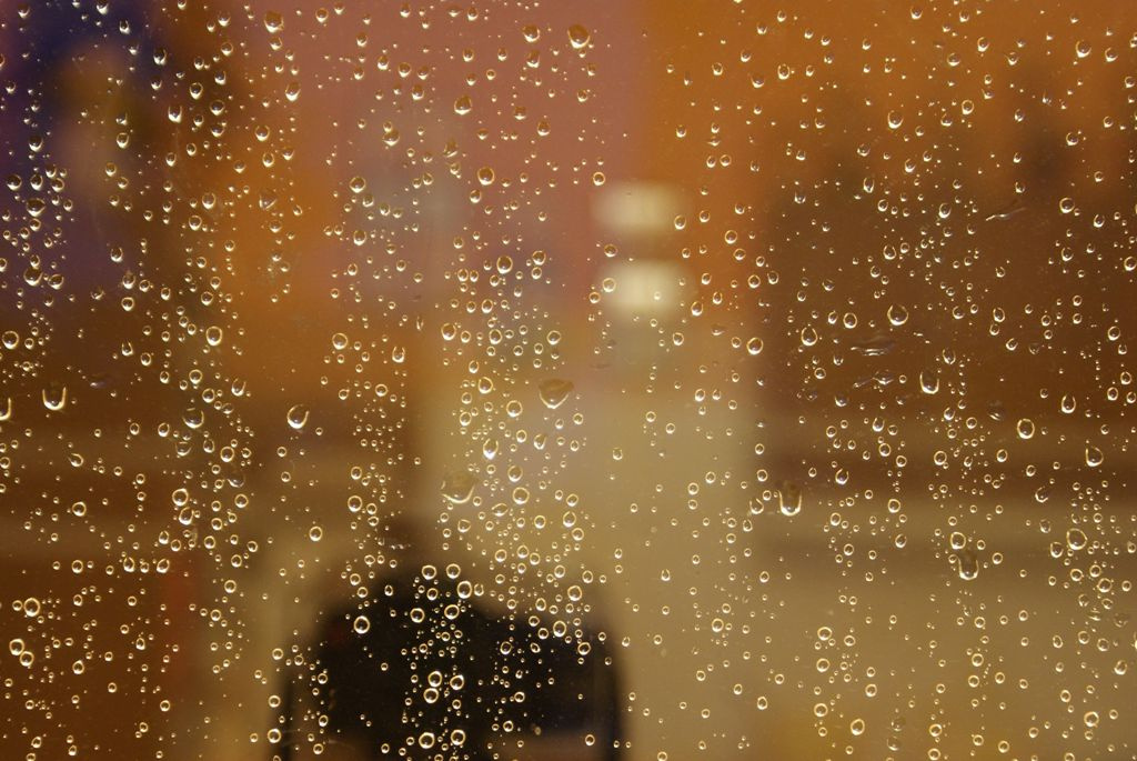 Vihar után - esőcseppek az ablaküvegen