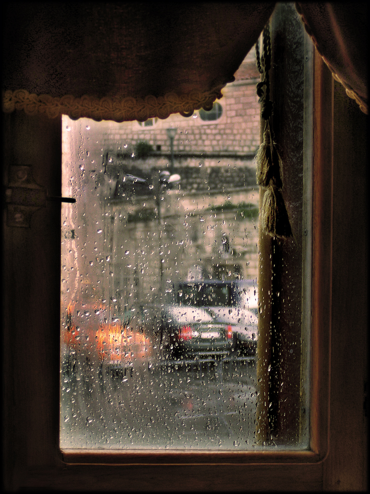 ablak és eső