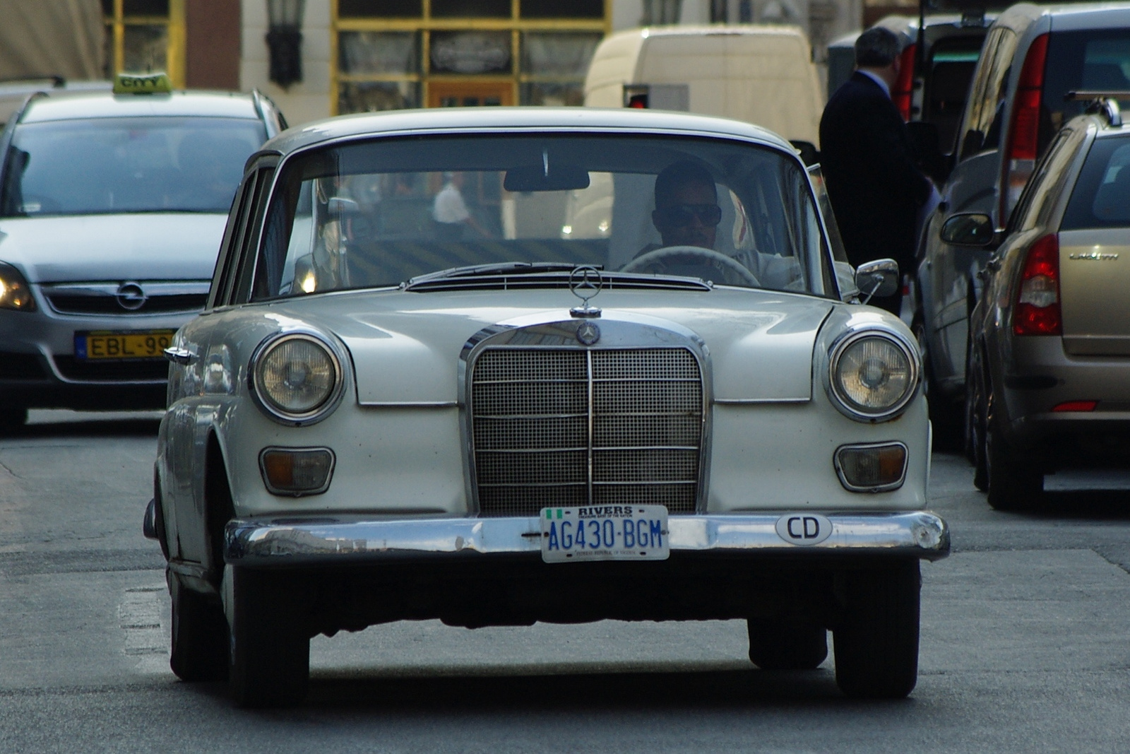 Mercedes 200 (W110) (2)