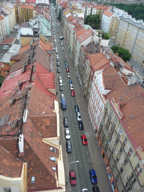 Prága - Autópálya hídjáról a házak felett
