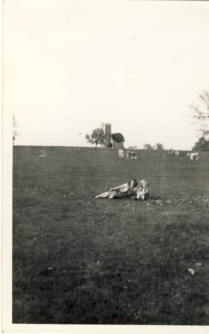 1954. Sümeg mellett Tykál Ágostonné és Balogh Lászlóné Ibolya