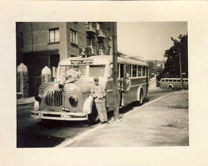 1933 a 2 busz Kékgolyó u. felé (Gyenes Menyhért néz ki az ajtón)