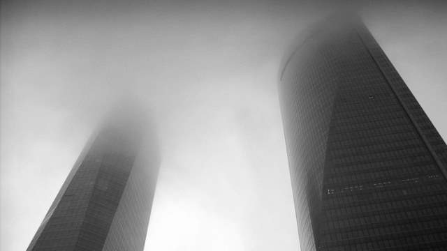 madridi felhőkarcolók egy őszi nap reggeli ködjében
