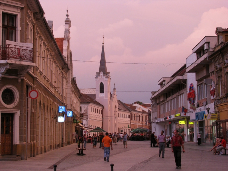 Sétálóutca, esti fényben