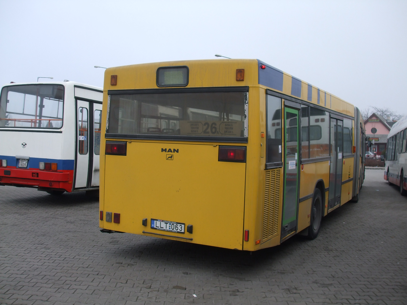 VT-busz a tóvárosi decentrumban