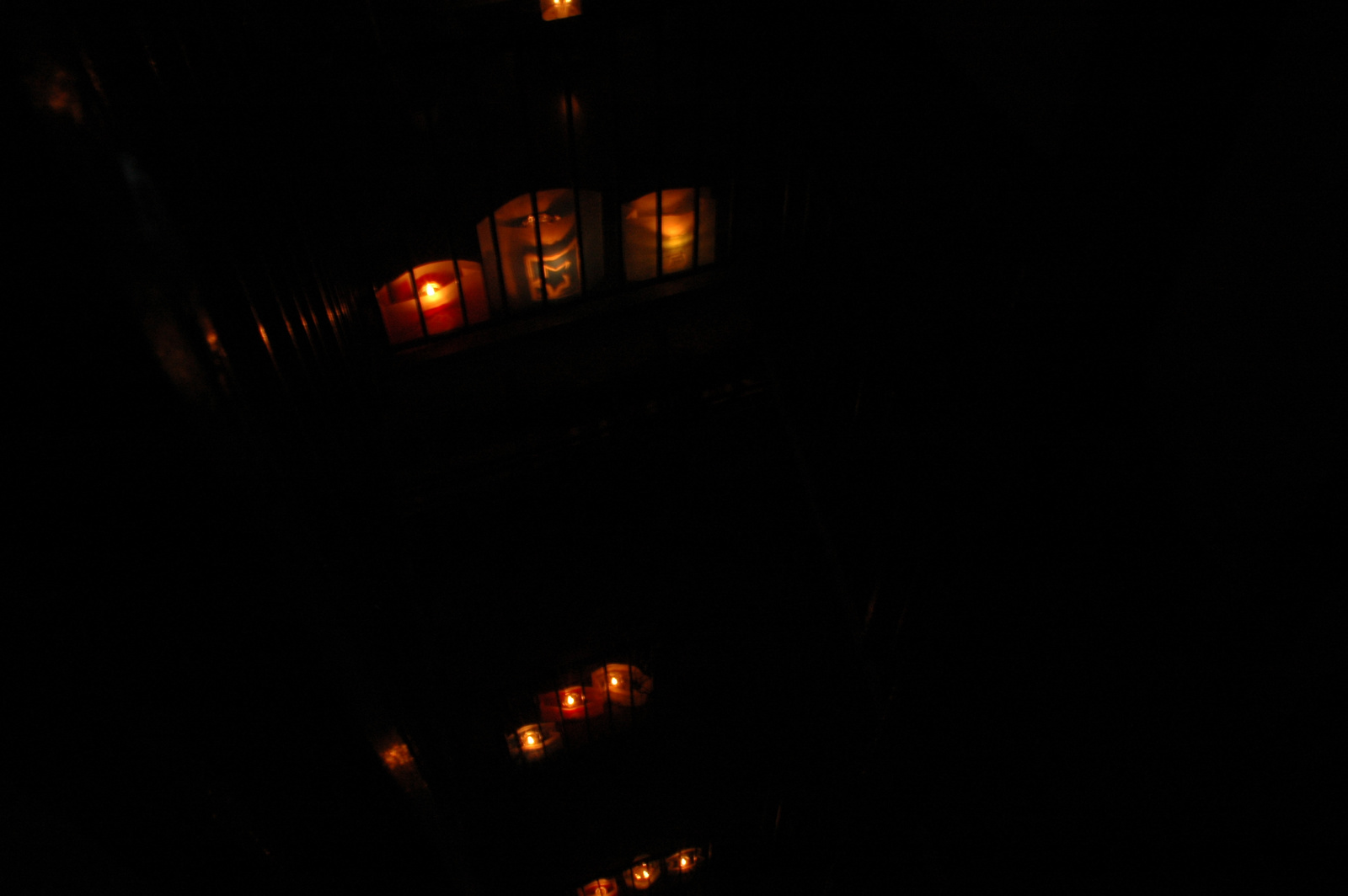 gyertya lámpások este a lépcsőházban