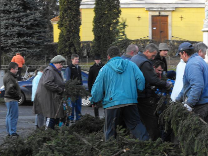 20101127-Adventi koszorú készítésel Hegyfalu 004