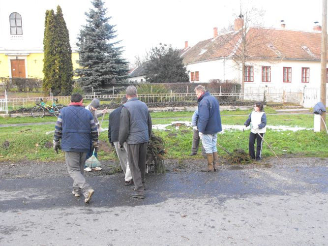 20101127-Adventi koszorú készítésel Hegyfalu 039