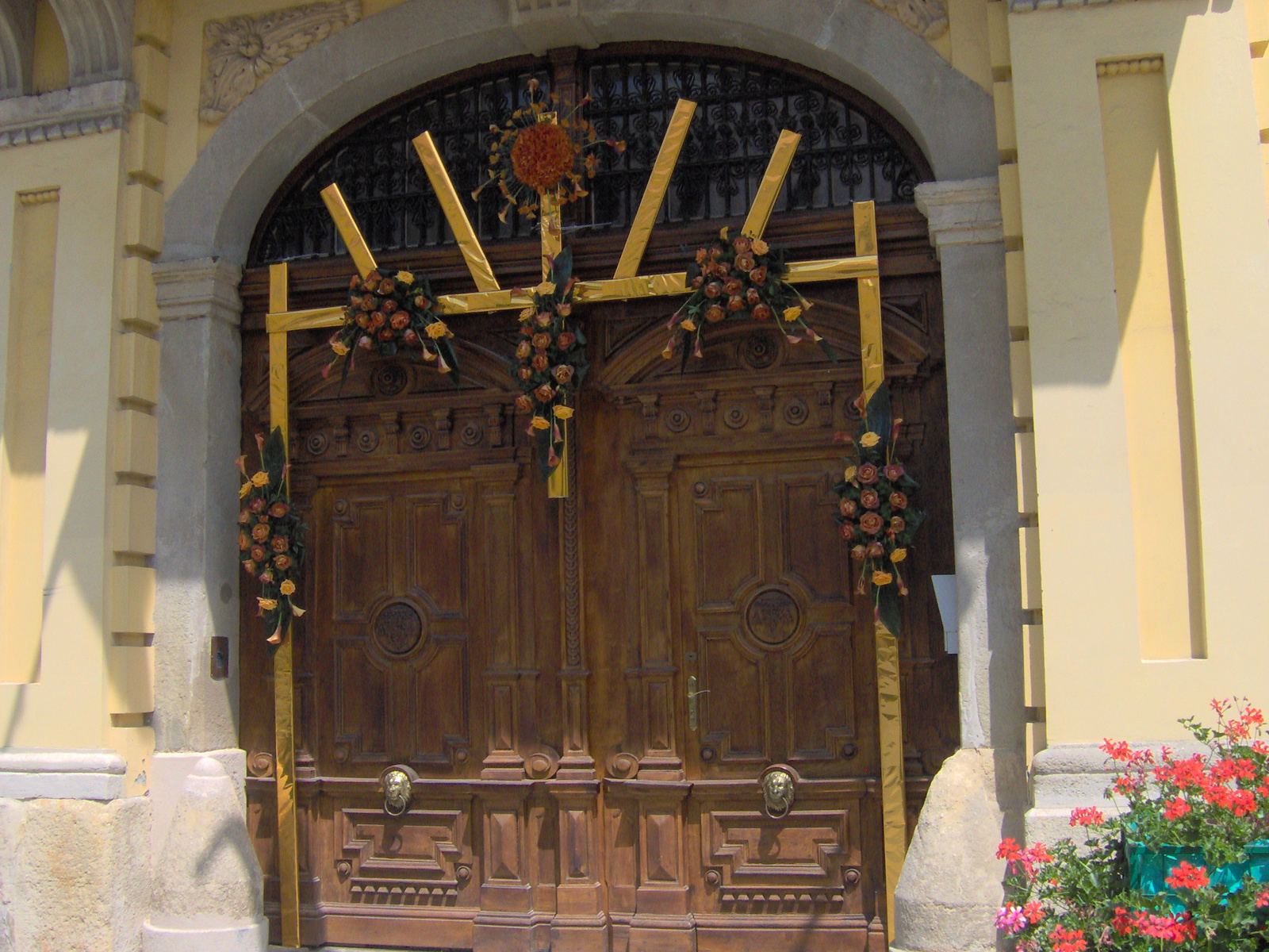 Székesfehérvári püspöki palota kapuja