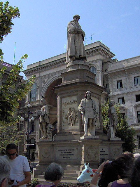 Milánói Leonardo szobor