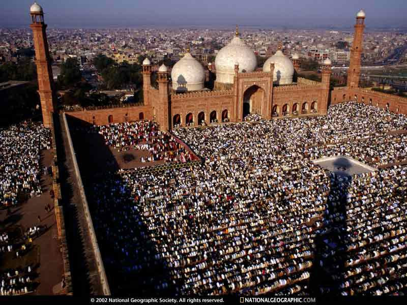 ramadan-at-badshahi-mosque-520578-sw (Medium)