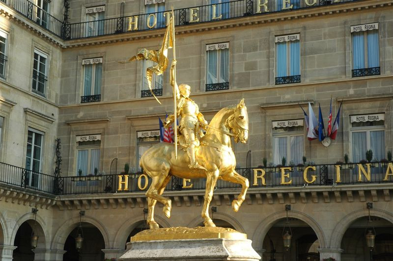 Jeanne d'Arc szobor a Hotel Regina előtt