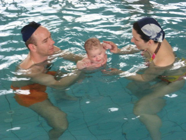 úszik a baba