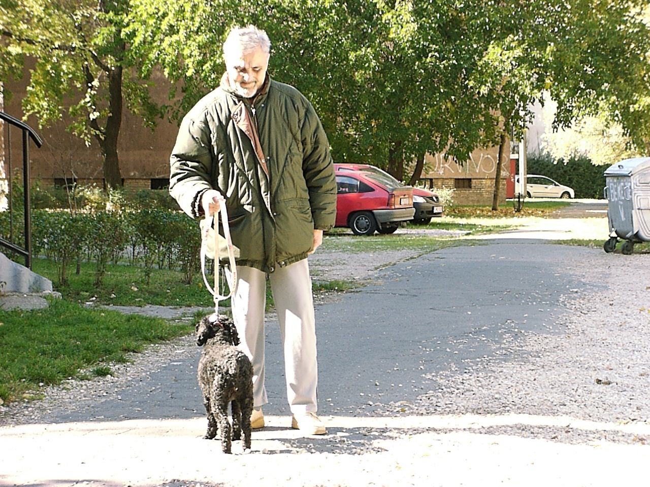 kutya és gazdája a Béke téren 2007.10.13.09