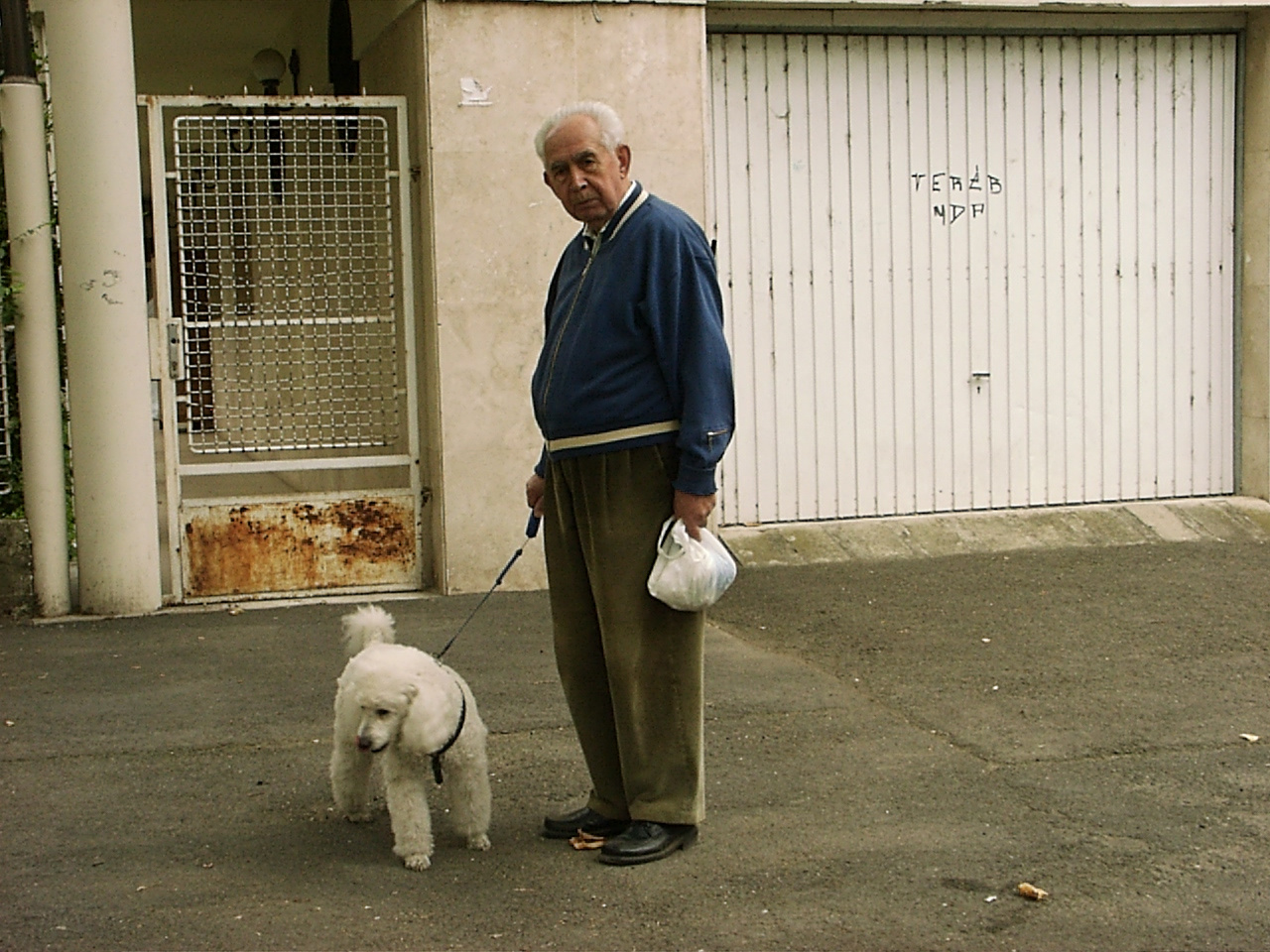 Kutya és gazdája a Béke téren 2007.10.11.19