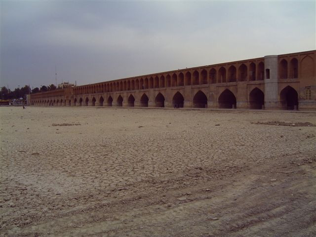 Iszfahán, a Szioszepol, azaz 33 ívû híd