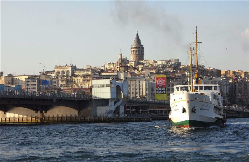 Eminömü hajóállomásra hajó érkezik