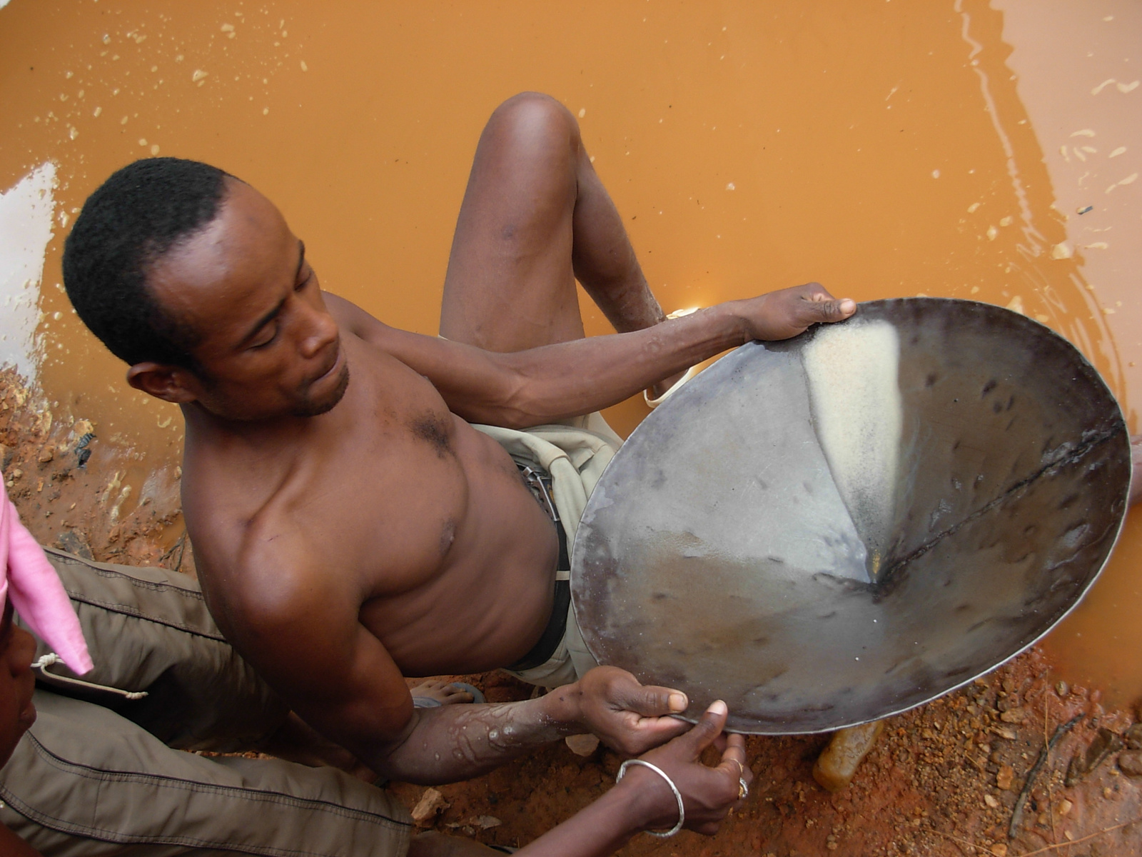 Orpailleur à Madagascar