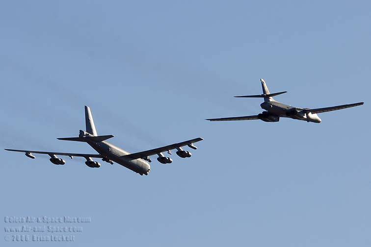 B-1B és B-52H  right rear in flight l