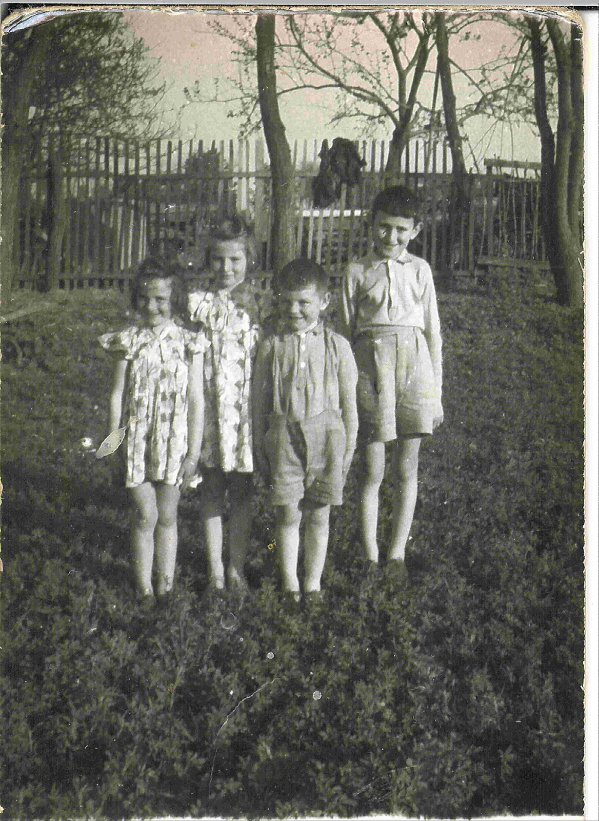 1955-0003-Jaja, Marika, Lajos, Jóska