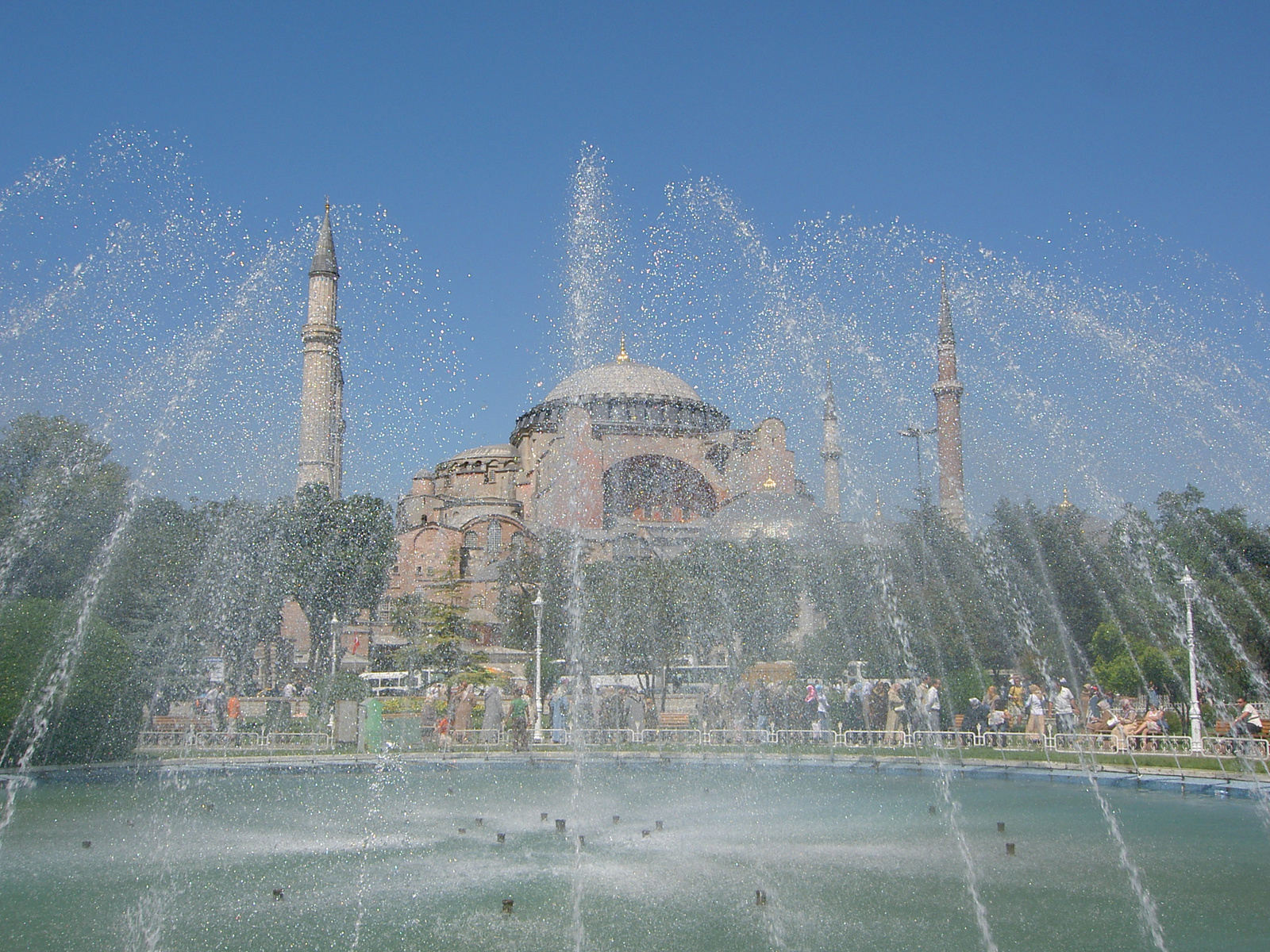 a szökőkút mögött: hagia sofia