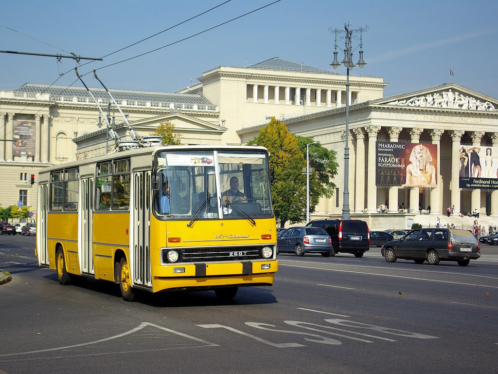 Ikarus 260T a Hősök terén 2 2008.10.12