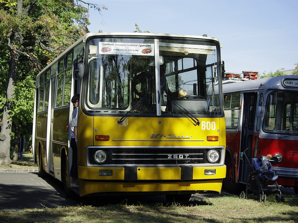 Ikarus 260T a Közlekedési Múzeumnál 2 2009.09.27