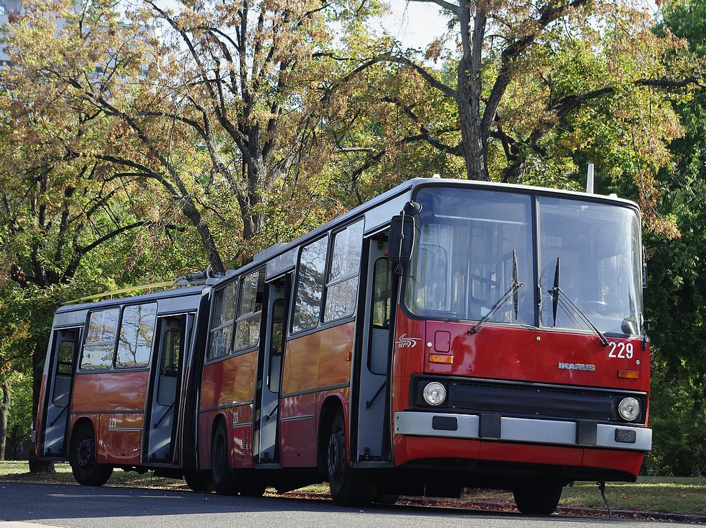 Ikarus 280T a Közlekedési Múzeumnál 3 2009.09.27