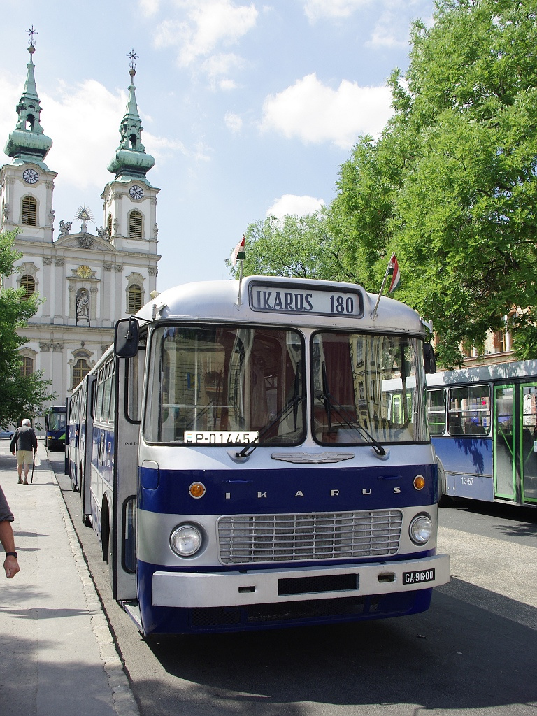 Ikarus 180 a Batthyány téren 08 2011.06.11