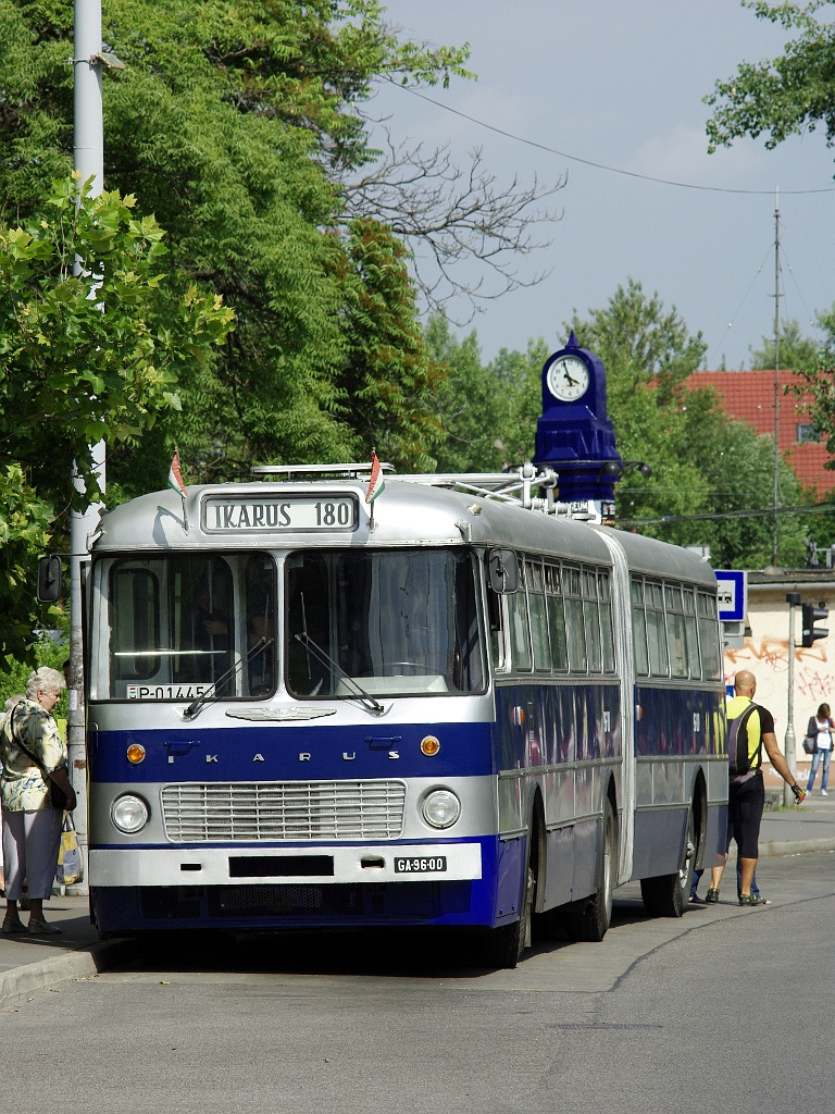 Ikarus 180 a Szentlélek téren 09 2011.06.11