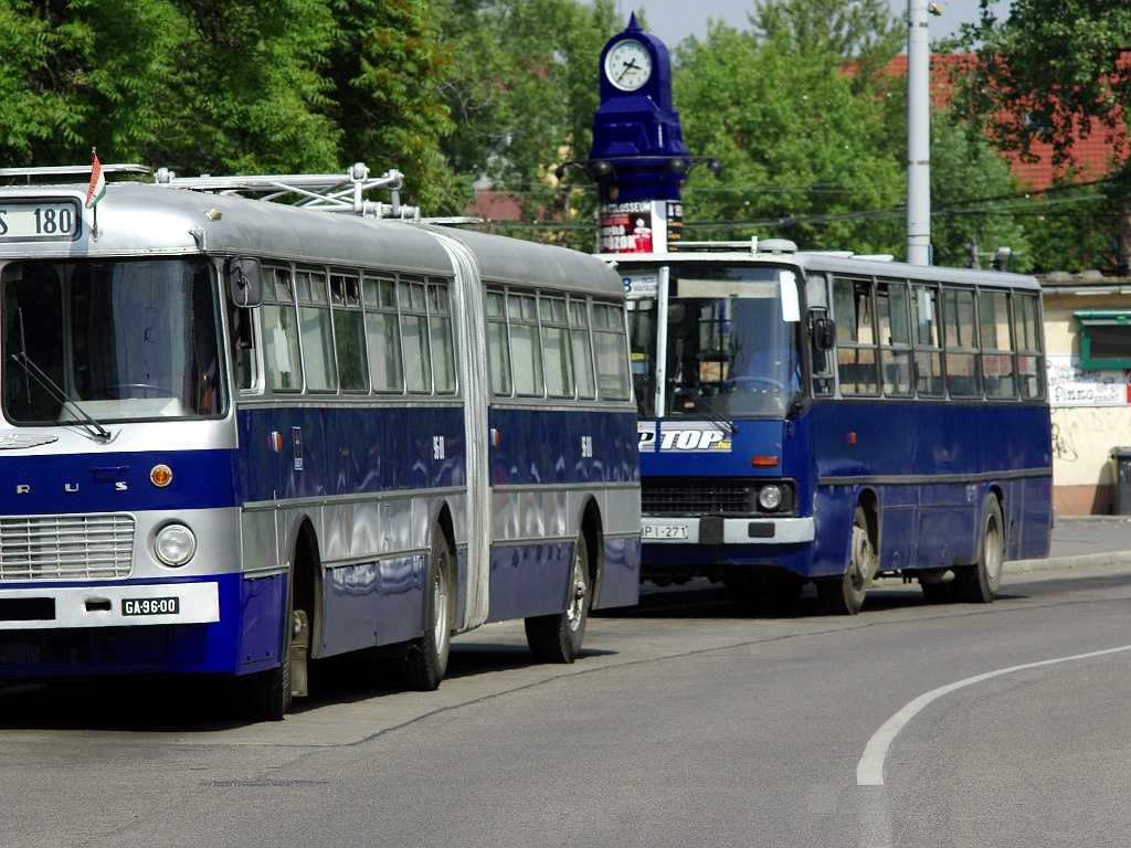 Ikarus 180 és Ikarus 260 a Szentlélek téren 03 2011.06.11