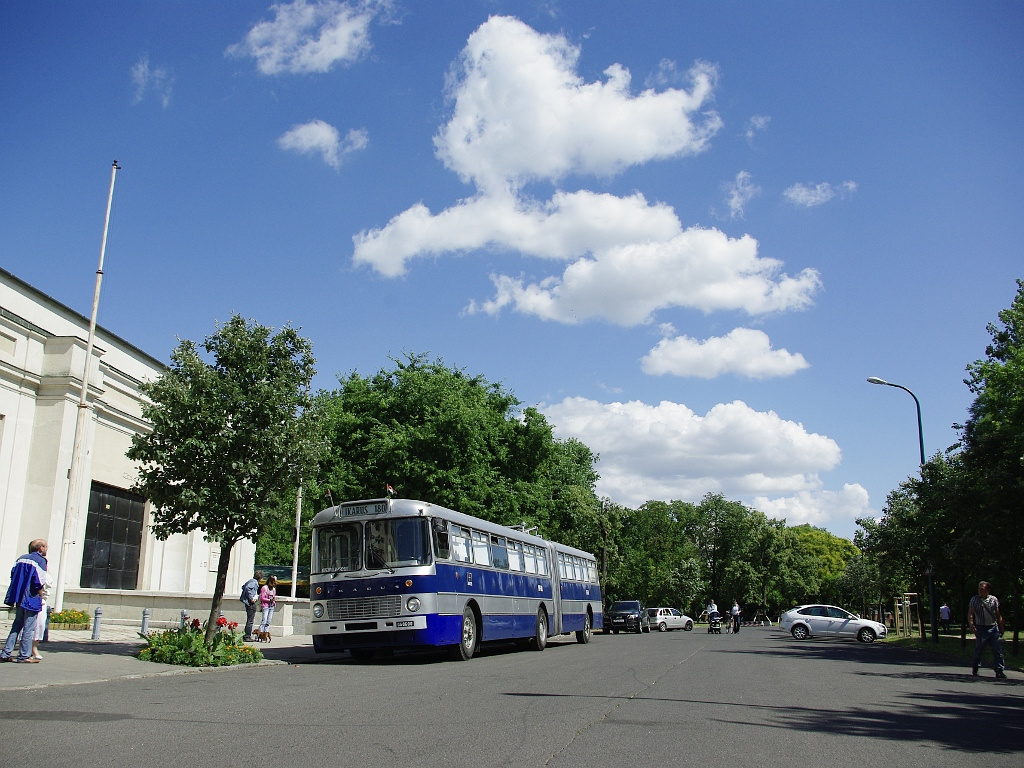 Ikarus 180 a Közlekedési múzeumnál 04 2011.06.25