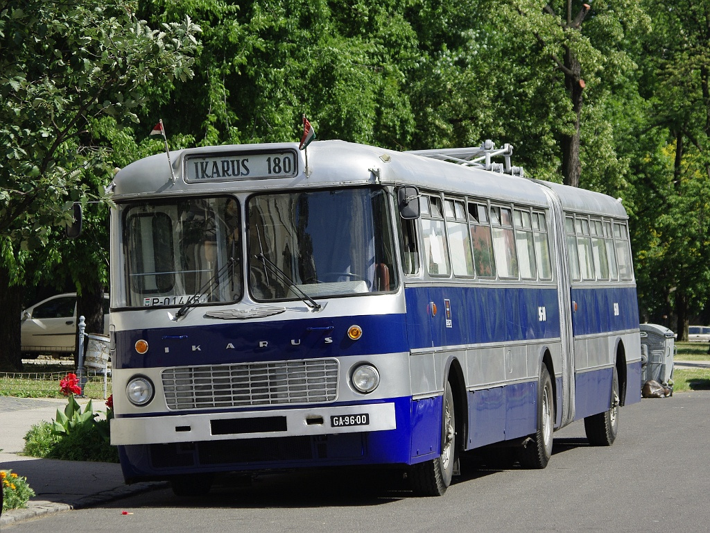 Ikarus 180 a Közlekedési múzeumnál 09 2011.06.25