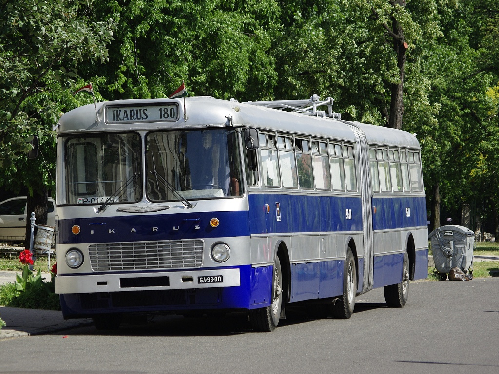 Ikarus 180 a Közlekedési múzeumnál 16 2011.06.25