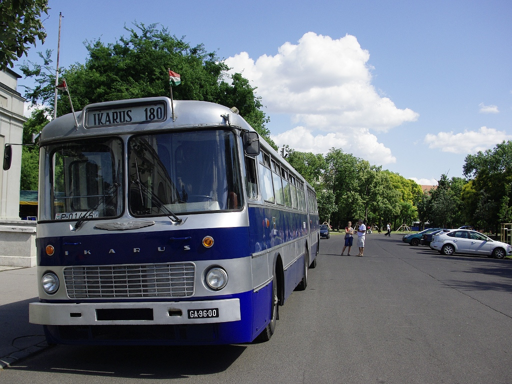 Ikarus 180 a Közlekedési múzeumnál 20 2011.06.25