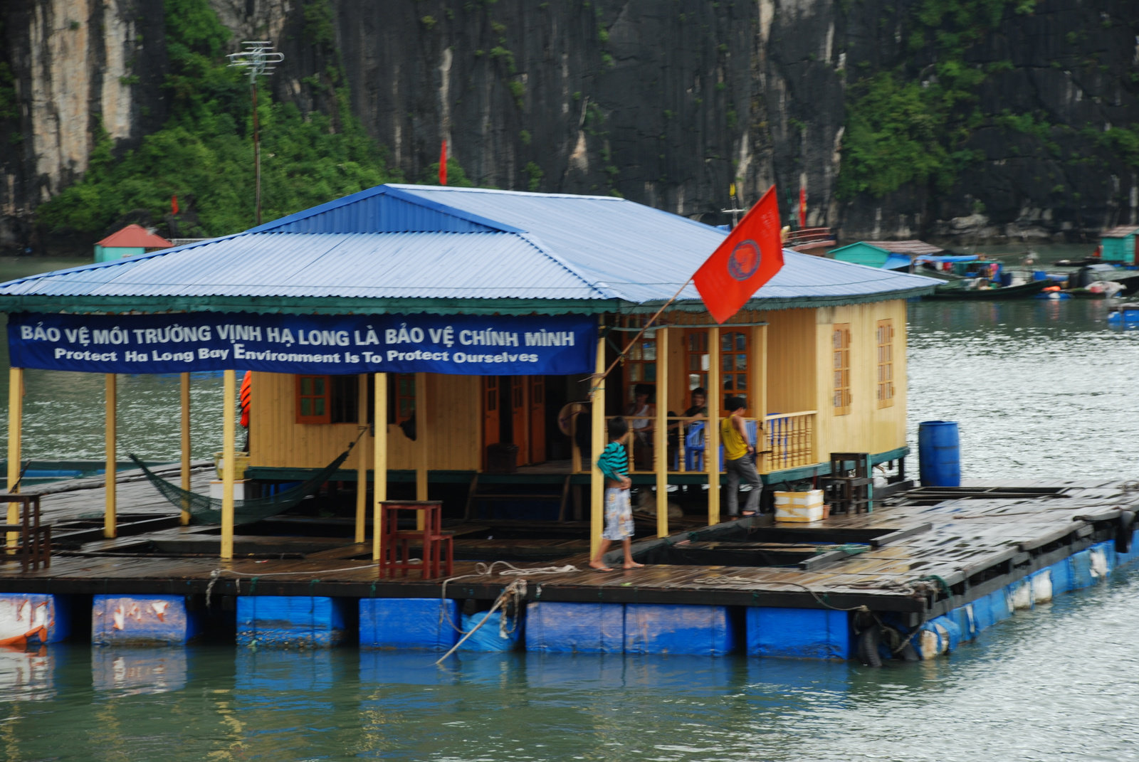 Floating village - Halong bay3