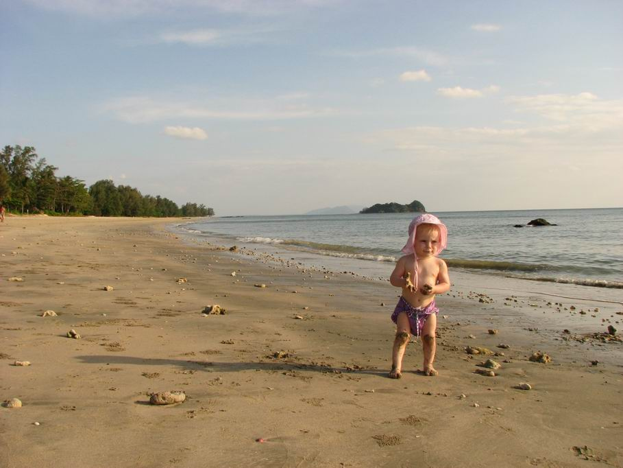 lányka Koh Jum tök üres partján