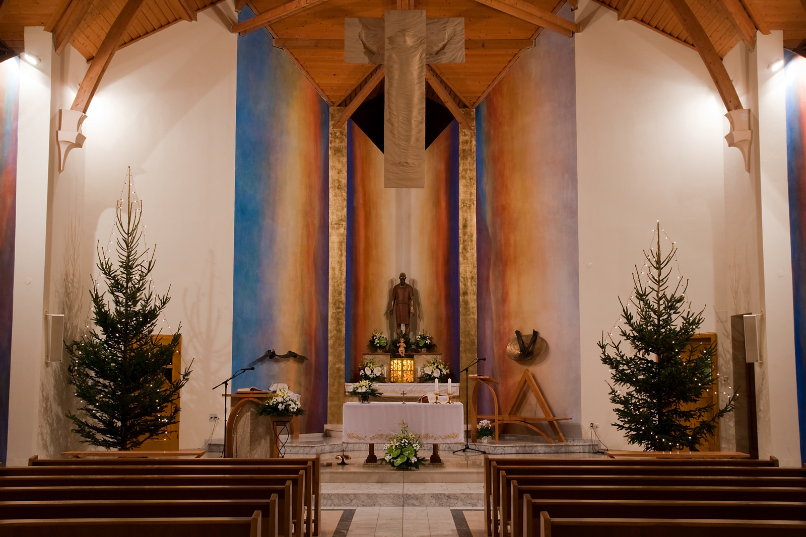 A templom szentélye karácsonyi díszben