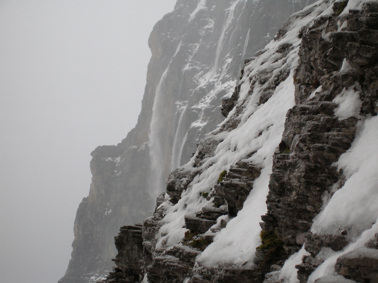 Hihetetlen mennyiségű hódara lavinák a Hinterstoiser traverz kör