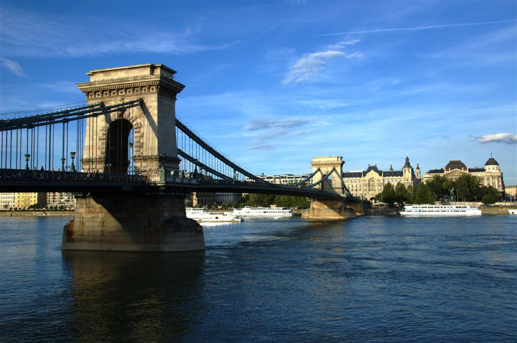 Lánchid Budapest --CC-BY-SA-- Pont à chaines de Budapest