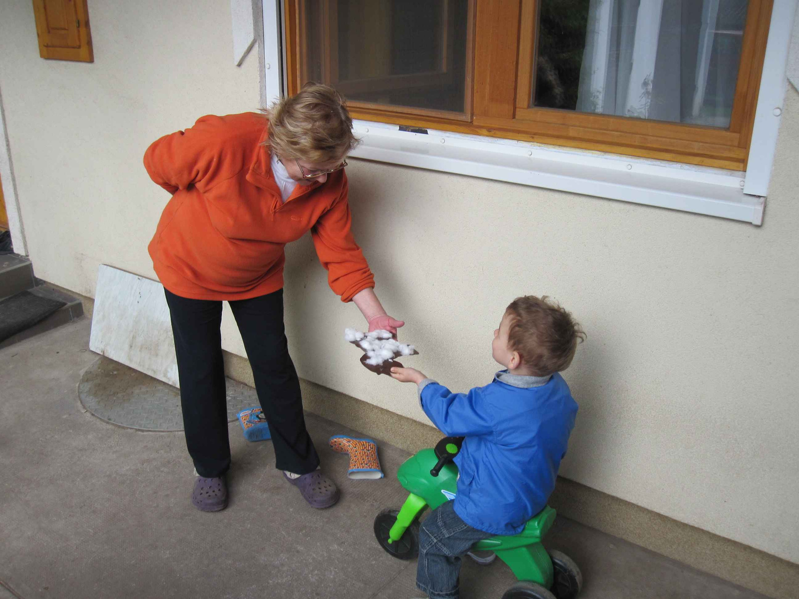 Tessék, neked ragasztottam, otthoni pótbárány