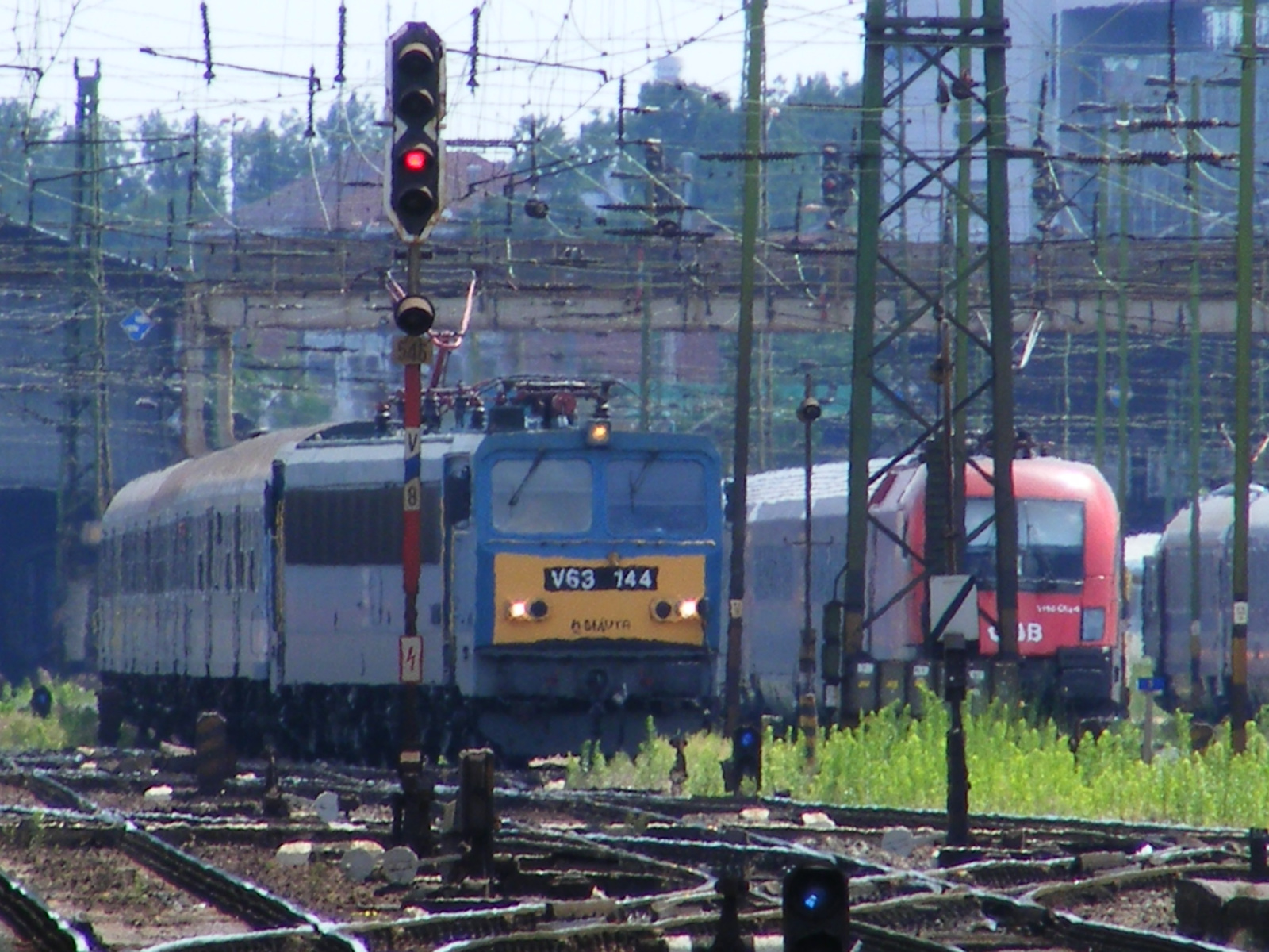 Tisza gyors érkezik Moszkvából,mellette a Railjeten egy kakukkto