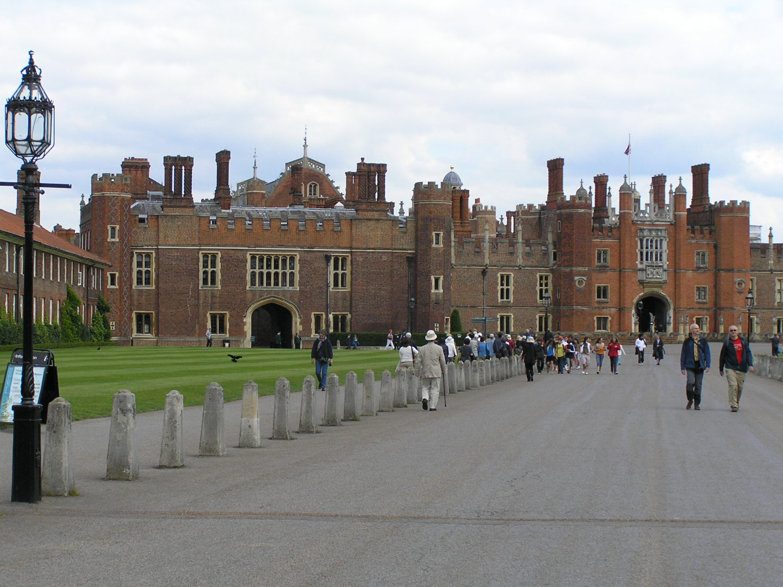 London 438 Hampton Court