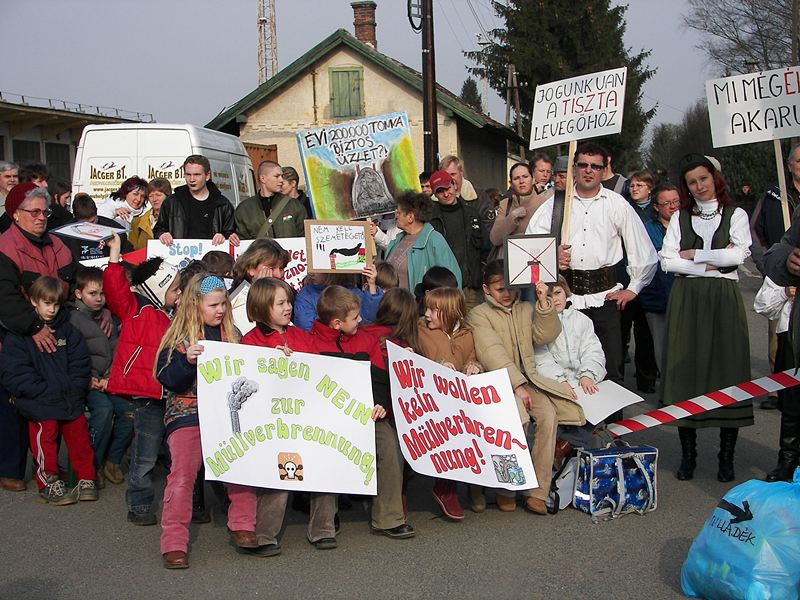 2007-02-23 Demonstráció a vasútállomás előtt